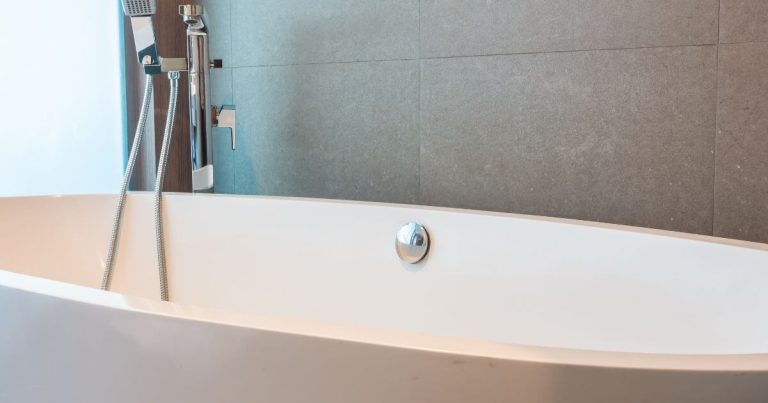 Akril, műmárvány, kerámia – melyik anyag való neked valójában?